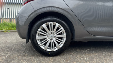 Peugeot 208 1.2 PureTech 82 Signature 5dr [Start Stop] Petrol Hatchback